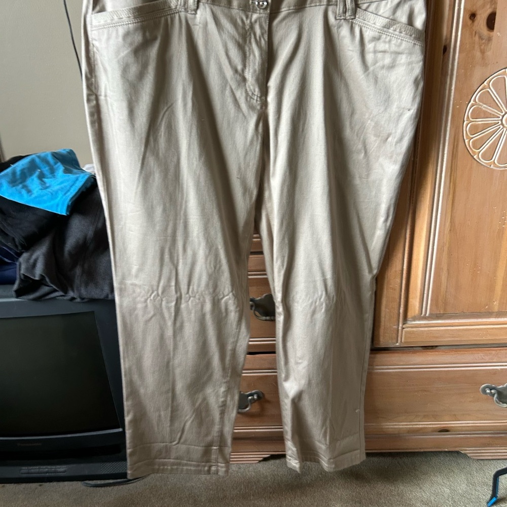 White House Black Market Women's Tan Cropped Pants
